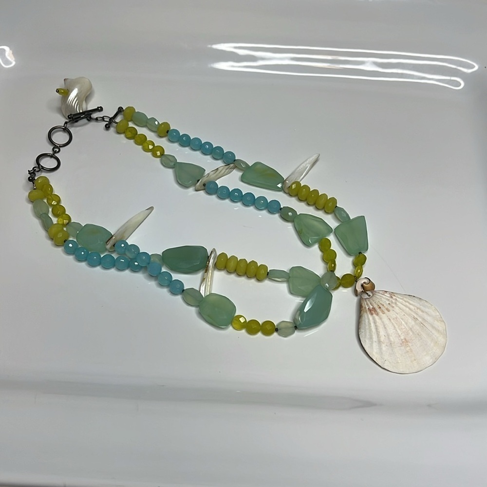 Elegant Multicolor Shell Necklace - Picture 4 of 11